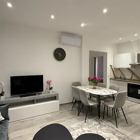 アパート La Casa Di Noemi サヴォーナ